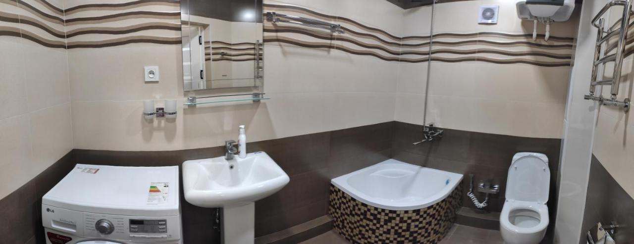 1-Bedroom Apartment In The Very City Center 塔什干 外观 照片